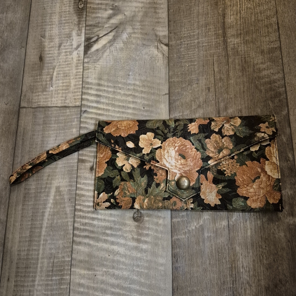 Kimchi Blue Tapestry‎ Vinyl Floral Clutch Bag - Picture 4 of 7